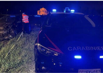 Me drogë në makinë, shqiptari në Itali tenton t’i ikë policisë, por përplaset me shtyllën