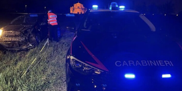 Me drogë në makinë, shqiptari në Itali tenton t’i ikë policisë, por përplaset me shtyllën