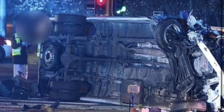 Përmbyset minibusi me turistë në Belgjikë, 1 i vdekur dhe 16 të plagosur