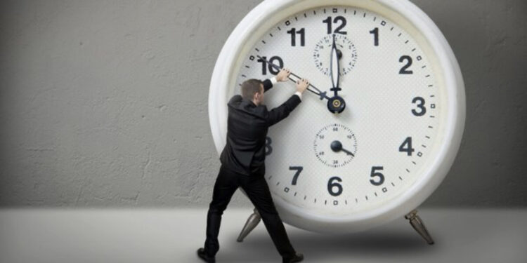 Nesër kthehet ora verore, si do lëvizin akrepat