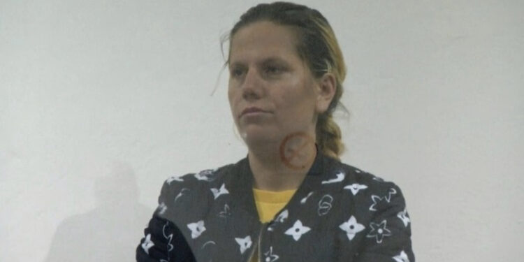 Nëna merr fëmijën në krah: Polici më tha “nuk duam ta dimë që ke lindur”