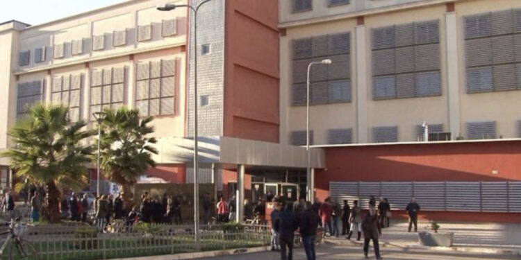 Gurët në veshka/ Pacientët ankohen se aparatura e thyerjes në QSUT nuk punon