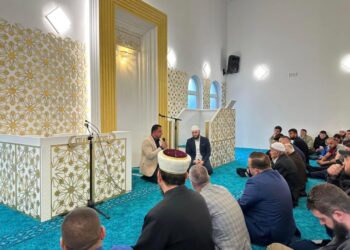 Skandal në Kavajë/ Myftiu fut në xhami kryetarin e bashkisë për fushatë, e kthen në sallë mbledhje të PS