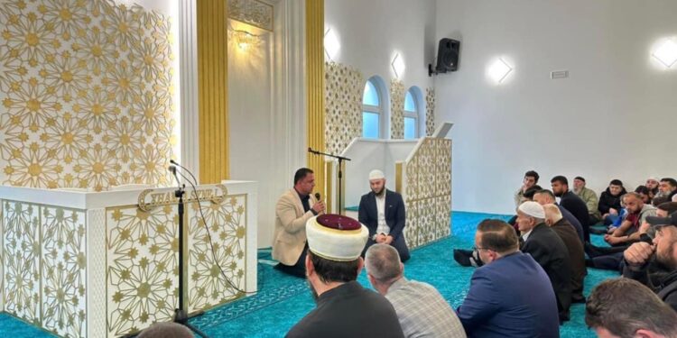 Skandal në Kavajë/ Myftiu fut në xhami kryetarin e bashkisë për fushatë, e kthen në sallë mbledhje të PS