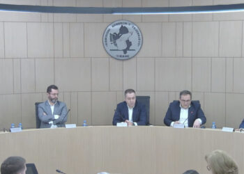 VIDEO/ Rrëzohet Celibashi! KAS regjistron grupin e Alibeajt në zgjedhje! Berisha jashtë