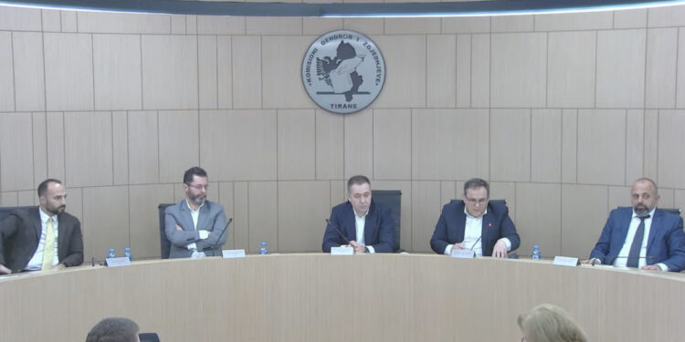 VIDEO/ Rrëzohet Celibashi! KAS regjistron grupin e Alibeajt në zgjedhje! Berisha jashtë