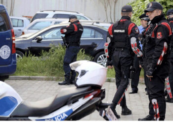 Një i vdekur dhe dy të plagosur! Ky është dhëndri që qëlloi familjen e vjehrrit në Tiranë