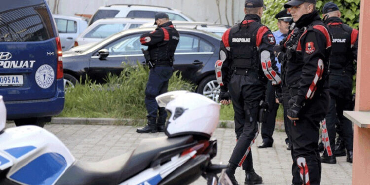 Një i vdekur dhe dy të plagosur! Ky është dhëndri që qëlloi familjen e vjehrrit në Tiranë