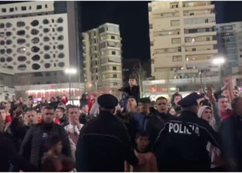 VIDEO/ Tensione pa fund në Vlorë, tifozët e Flamurtarit rrethojnë stadiumin dhe presin daljen e arbitrit Kreshnik Cjapi