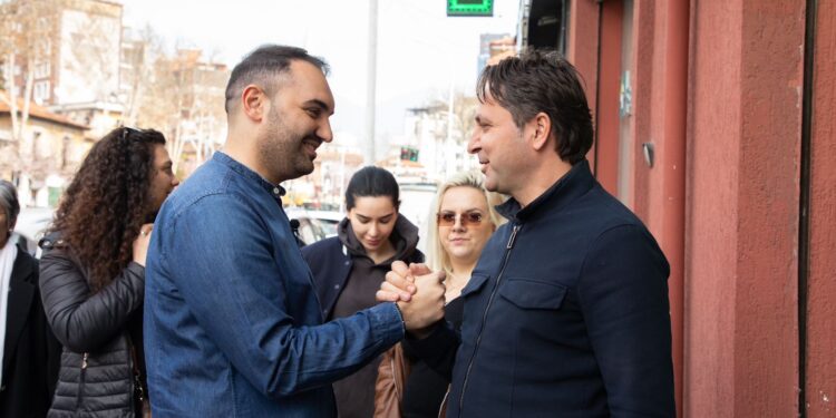 Belind Këlliçi me qytetarët tek “Rruga e Kavajës”: Votat do t`i ruajmë, vetëm çojini në kuti