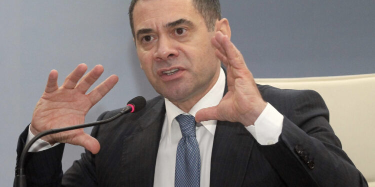 Për çfarë po kontrollon? BKH zbarkon në shtëpinë e Arben Ahmetajt, ish-gruas dhe partneres së tij!