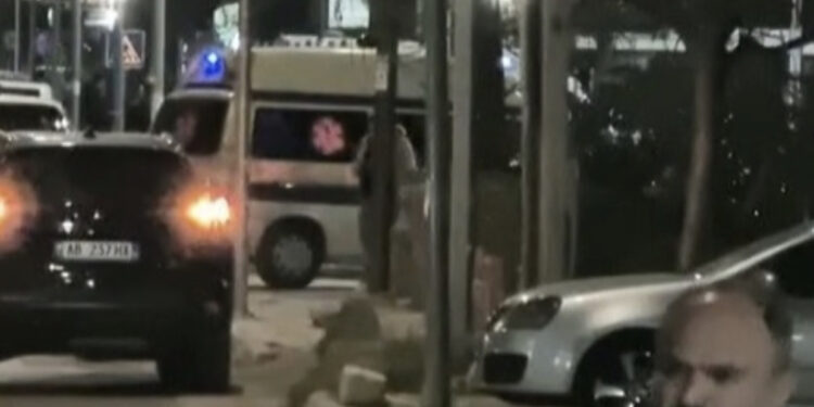 E rëndë në Tiranë, qëllohet me kallashnikov drejt TOP Channel, vritet roja i sigurisë private