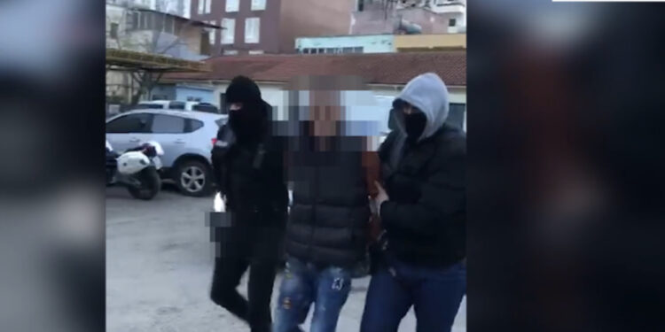 EMRI/ 1 vit e gjysmë në kërkim, arrestohet “i forti” në Durrës
