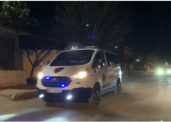 Rrëshen/ Qëlluan me armë në drejtim të automjetit të një personi, shpallen në kërkim babë e bir