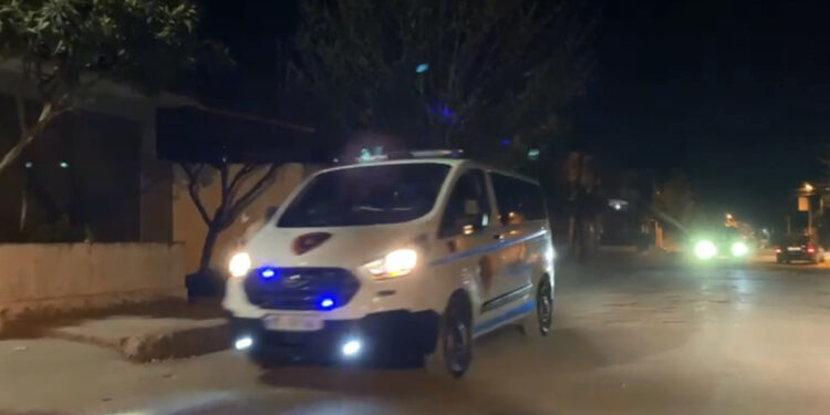 Rrëshen/ Qëlluan me armë në drejtim të automjetit të një personi, shpallen në kërkim babë e bir