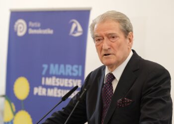 “Rama shkatërroi arsimin”, Berisha me mësuesit: Erion Veliaj ndërton shkolla me 6 milionë euro, bota i bën me 650 mijë
