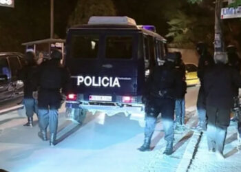 FOTO/ “Shpejt se po na vret”! Nipi i vë kallashin dajës dhe vëllait në Tiranë