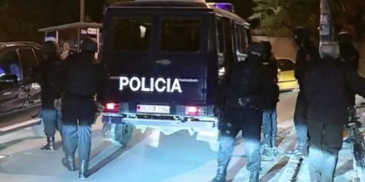 FOTO/ “Shpejt se po na vret”! Nipi i vë kallashin dajës dhe vëllait në Tiranë