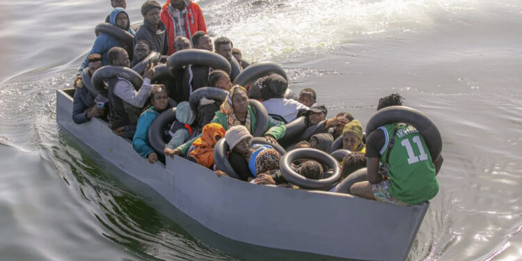 Fundoset varka me emigrantë, 34 persona rezultojnë të zhdukur