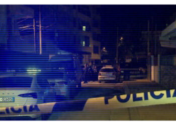 VIDEO/ Breshëri kallashnikovi drejt lokalit të Fatjon Muratit në Tiranë, reagon Policia e Shtetit!