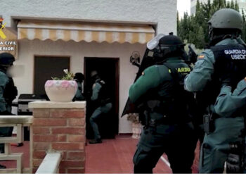 FOTO/ Forcat Speciale rrethojnë vilën me shqiptarë brenda