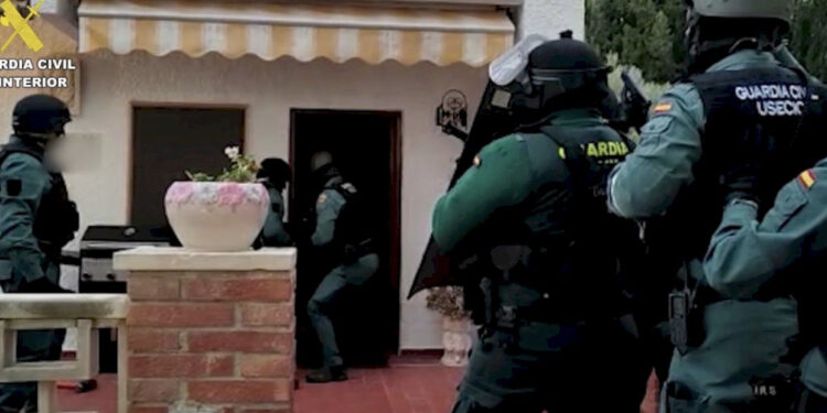 FOTO/ Forcat Speciale rrethojnë vilën me shqiptarë brenda