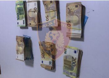 Tentoi të fusë 34 mijë euro të padeklaruara në Durrës, arrestohet shoferi 38 vjeçar, paratë ua kishte ndarë pasagjerëve