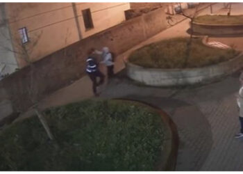 VIDEO/ I riu në Tiranë rreh policin dhe e lë pa ndjenja në tokë. Kolegu sheh gjithë ngjarjen…