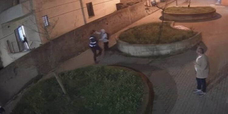 VIDEO/ I riu në Tiranë rreh policin dhe e lë pa ndjenja në tokë. Kolegu sheh gjithë ngjarjen…