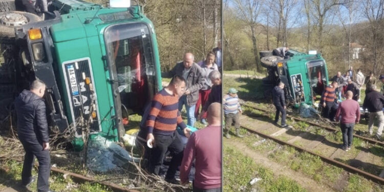 FOTO/ Kamioni përfundon mbi shina në Prrenjas, “Opel”-i në kanal në Durrës/ Foto