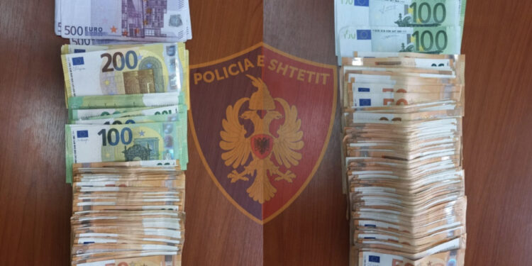 Sekuestrohen 24 mijë euro të padeklaruara në Kakavijë