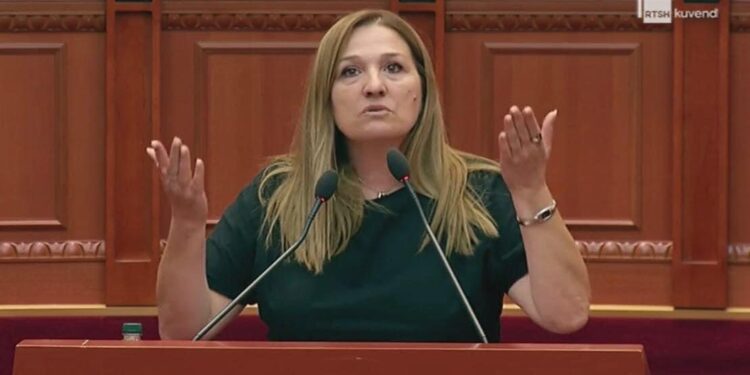Debate të forta! Flutura Açka i drejtohet Alibeajt: Demokratët në kurth! Mos i “therni” me njëri tjetrin