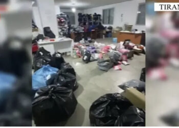 Sekuestrohen 260 pako dhe 46 thasë me mallra kontrabandë në Tiranë, në kërkim 43-vjeçarja