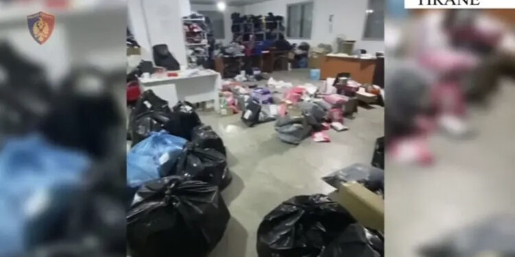 Sekuestrohen 260 pako dhe 46 thasë me mallra kontrabandë në Tiranë, në kërkim 43-vjeçarja