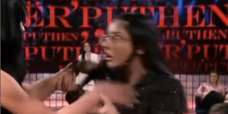 VIDEO/ Plas keq në “Përputhen”! Dy konkurrentet kalojnë në përplasje fizike: Do t’i pres gishtat