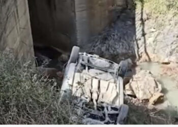 Po shkonin tek Kisha e Laçit/ Makina përfundon në përrua, shpëtojnë mrekullisht dy të reja