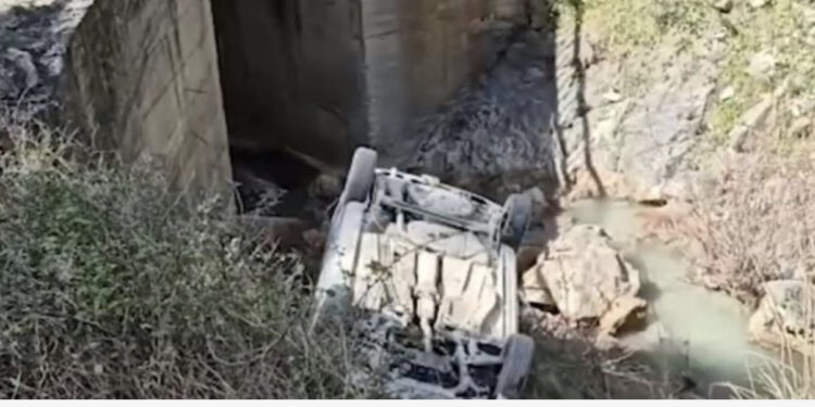 Po shkonin tek Kisha e Laçit/ Makina përfundon në përrua, shpëtojnë mrekullisht dy të reja