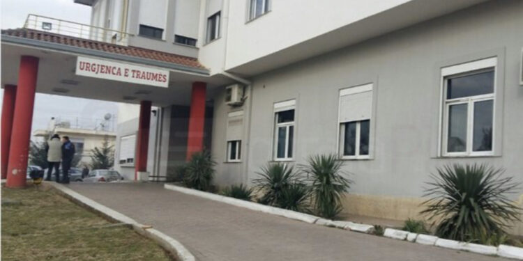 EMRI/ E dhunoi pronari, vdes tek spitali i Traumës hajduti i pulave që u dhunua nga pronari