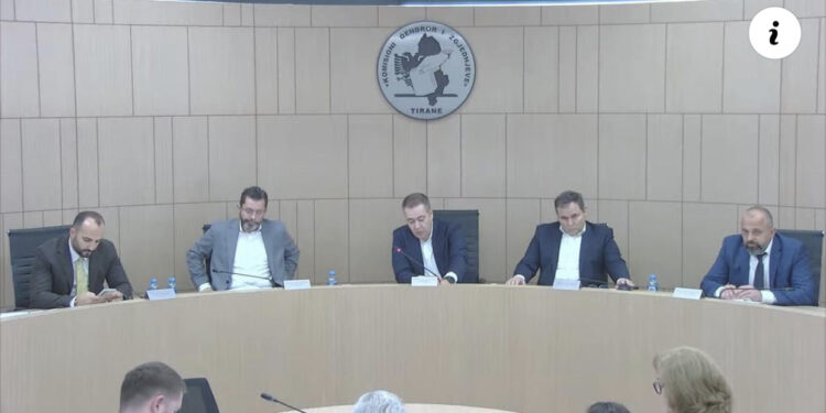 LIVE-Debati në KAS, Cefa: Basha mund të përdorë autorizimin edhe për zgjedhjet e 2025-ës!