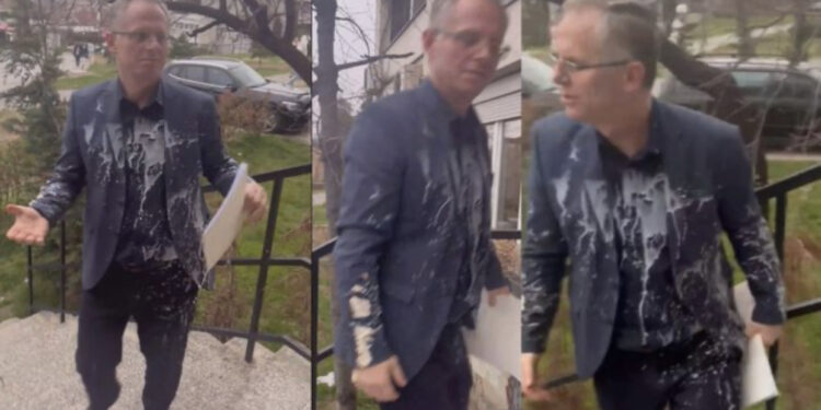 VIDEO/ Zv.kryeministri i Kosovës qëllohet me tortë dhe lëng frutash