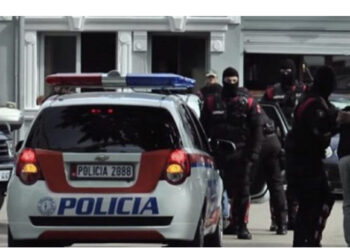 “Më jep lekët, ose të nxora videot”! I riu u vendos gjobë adoleshenteve