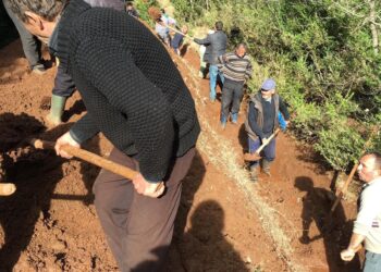 FOTO/ Kastriot Gurra lë fshatrat e Librazhdit si në mesjetë. Banorët hapin kanalet e vaditjes vetë