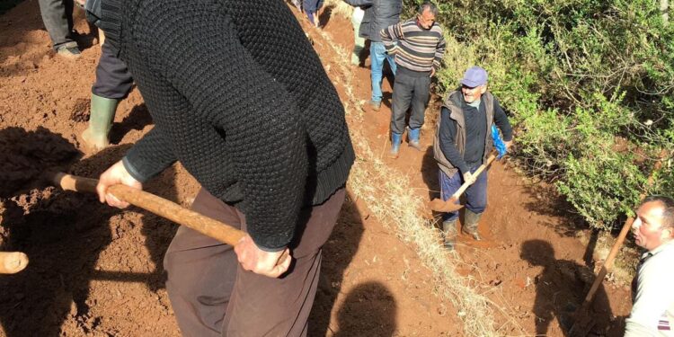 FOTO/ Kastriot Gurra lë fshatrat e Librazhdit si në mesjetë. Banorët hapin kanalet e vaditjes vetë