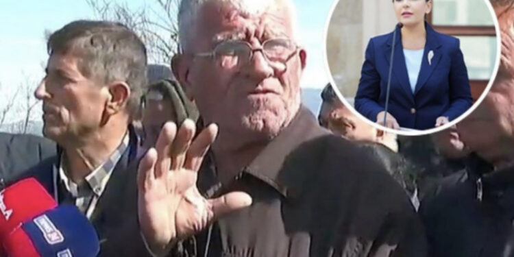 Protesta në Bërxullë/ Qytetari: Balluku pushtetarja më e ndyrë, vetëm unaza me diamante sa i kushton asaj