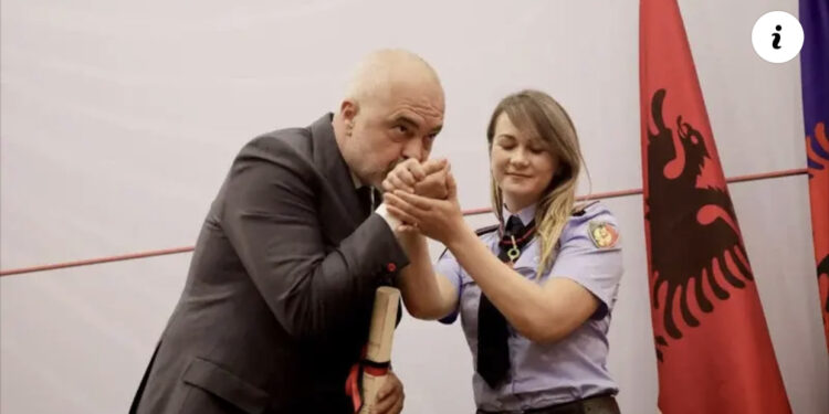 FOTO/ “Shikoje nga parakolpi”, Ina Muka është efektivja që talli vajzën e humbur?