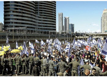 “Diktator mos u kthe pas”/ Demostrata masive në Izrael, Netanyahu “arratiset” me helikopter për në Romë