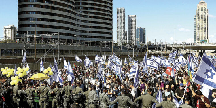 “Diktator mos u kthe pas”/ Demostrata masive në Izrael, Netanyahu “arratiset” me helikopter për në Romë
