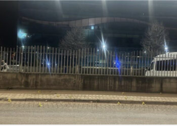 3 minuta para sulmit me kallashnikov u larguan gazetarët e fundit, targat e mjetit të autorëve i përkisnin punonjësit të medias