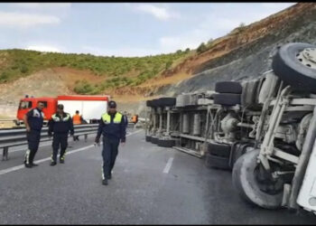 VIDEO/ Përmbyset kamioni në Rrugën e Kombit, dyshohet për viktima