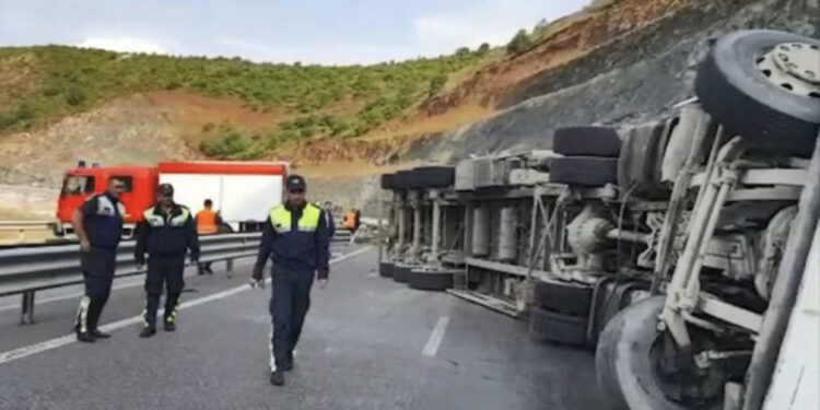 VIDEO/ Përmbyset kamioni në Rrugën e Kombit, dyshohet për viktima
